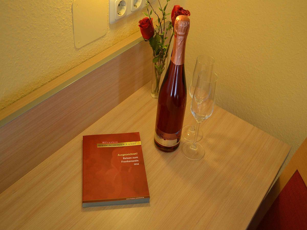 Hotel-Gasthof Rotes Ross Markt Einersheim Eksteriør bilde